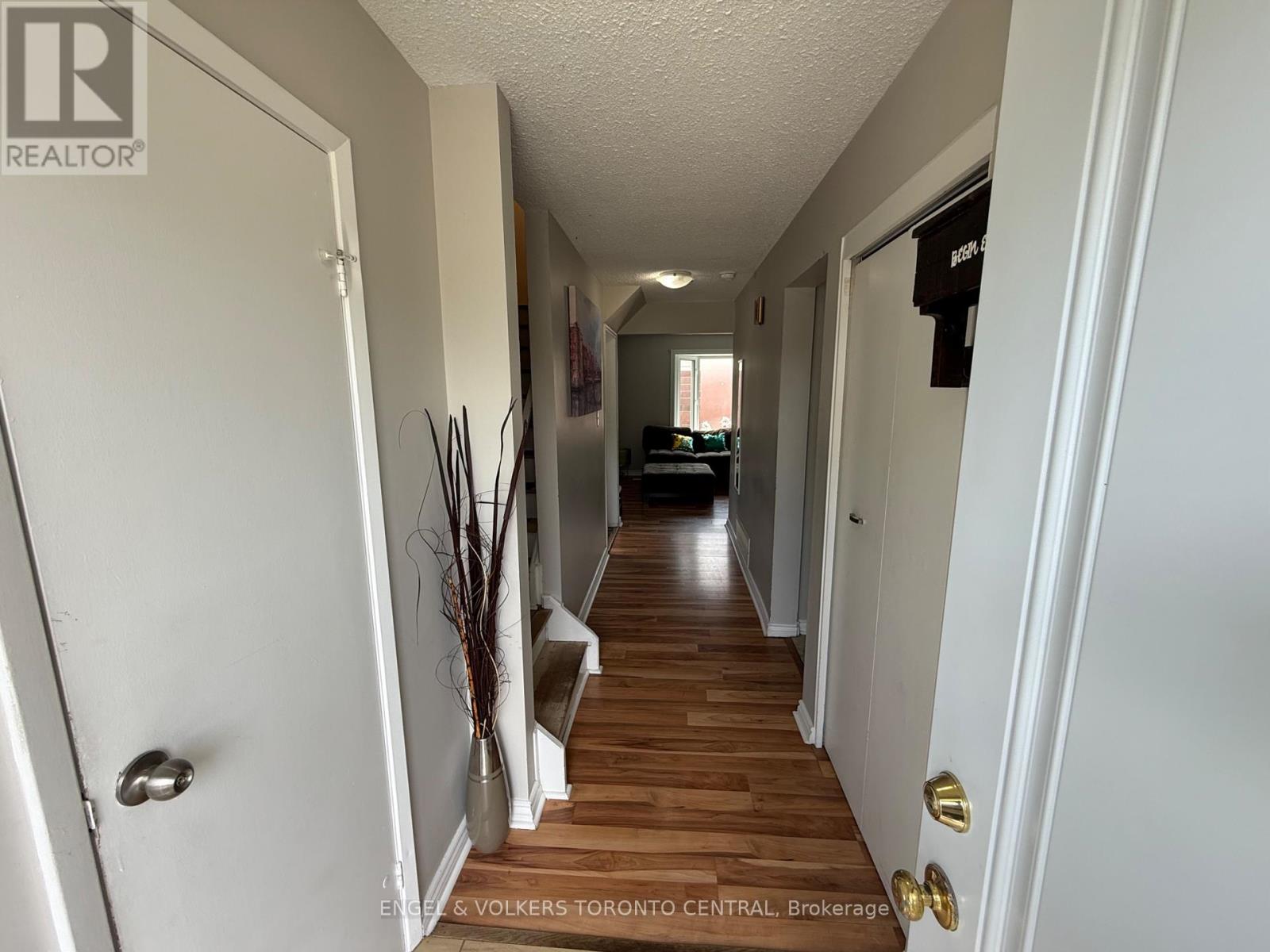 689 COLLEGE AVENUE W - 8