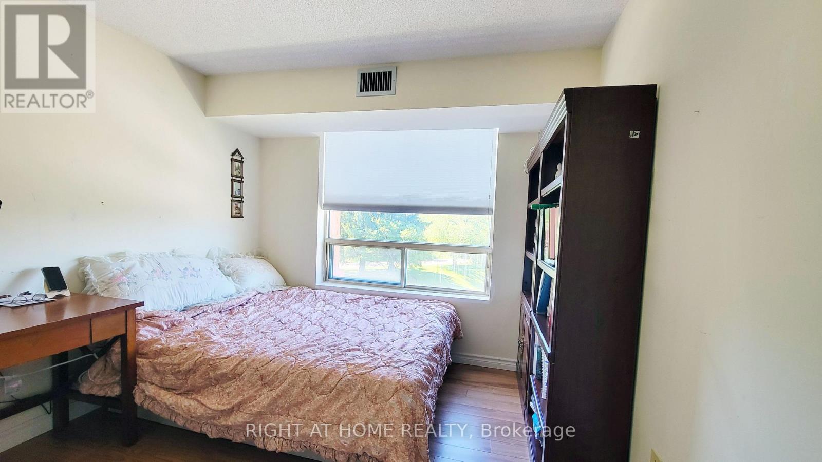 #302 55 BLUE SPRINGS DRIVE - 32