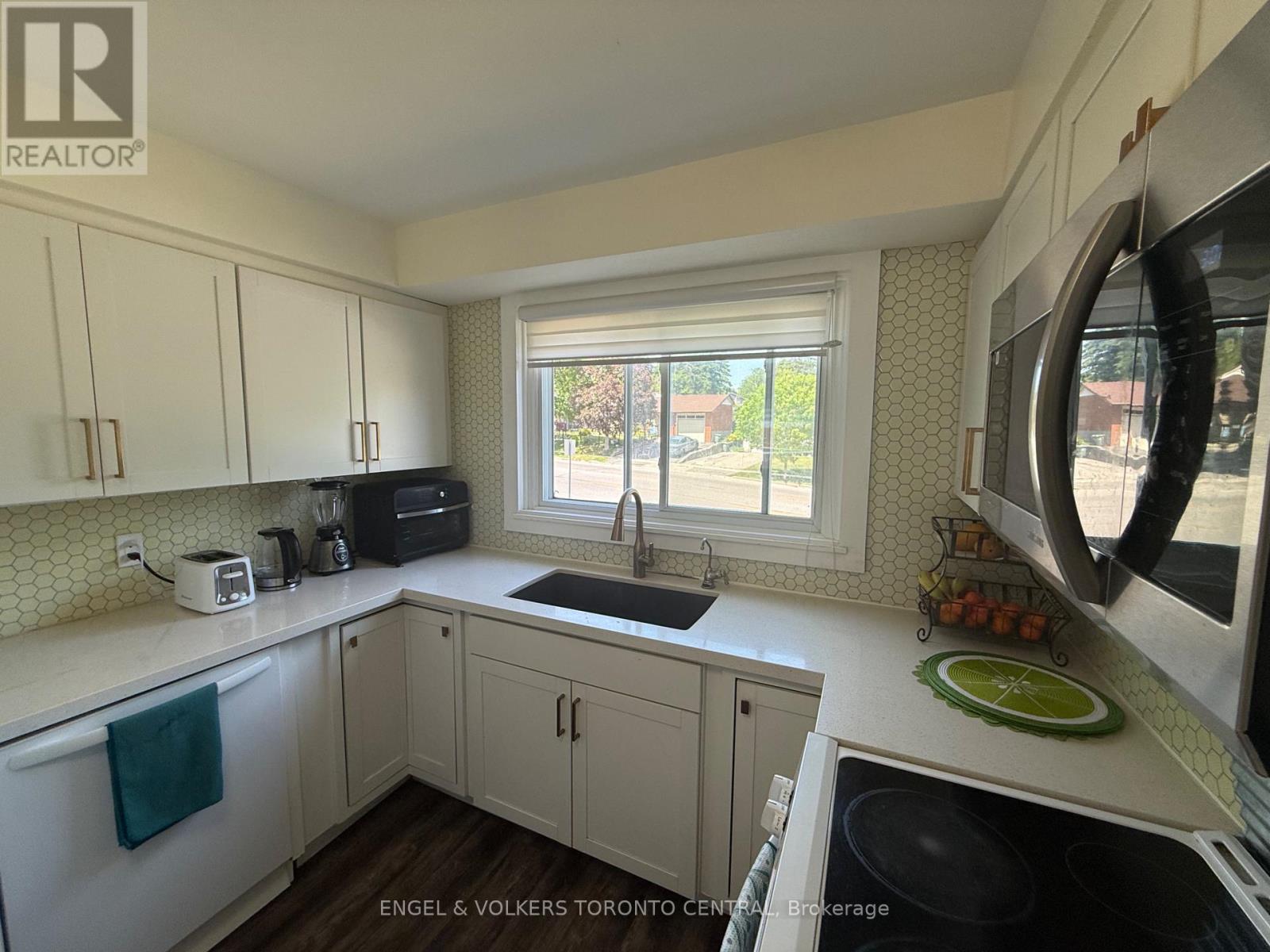 687 COLLEGE AVENUE W - 13