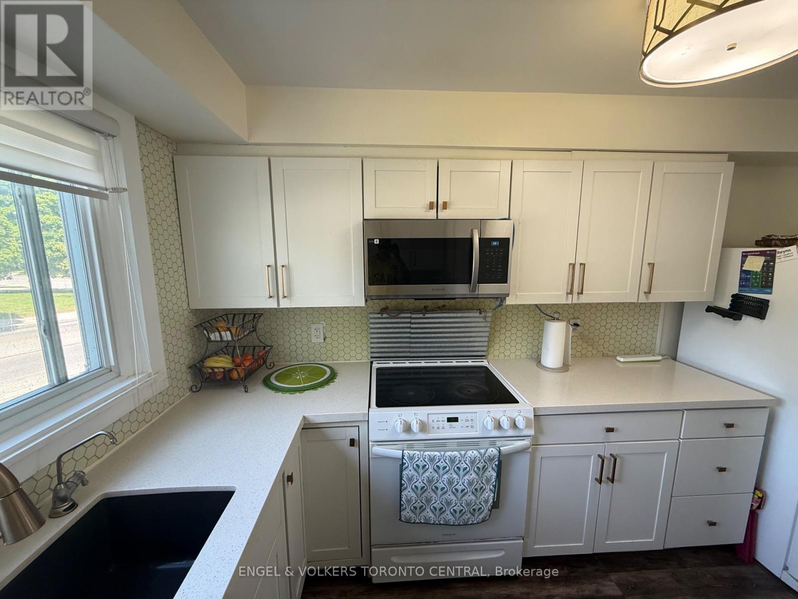 687 COLLEGE AVENUE W - 15