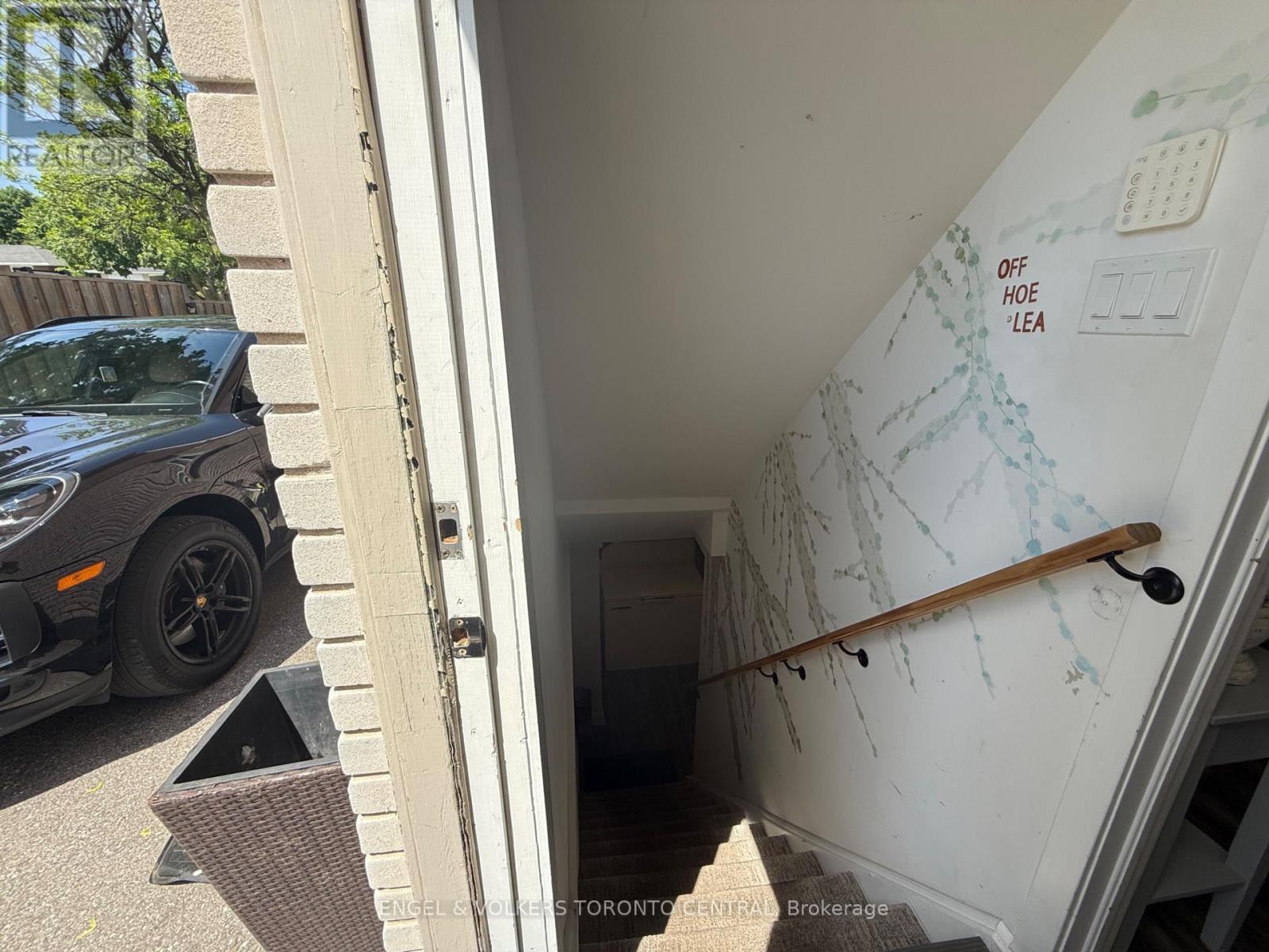 687 COLLEGE AVENUE W - 18