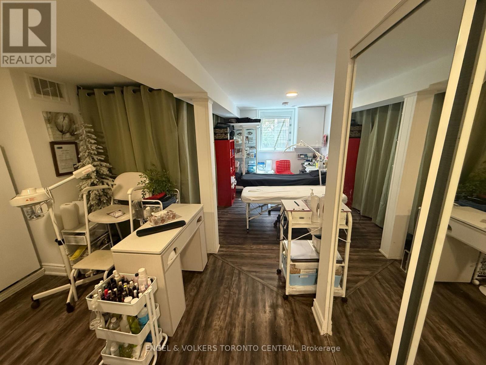 687 COLLEGE AVENUE W - 21