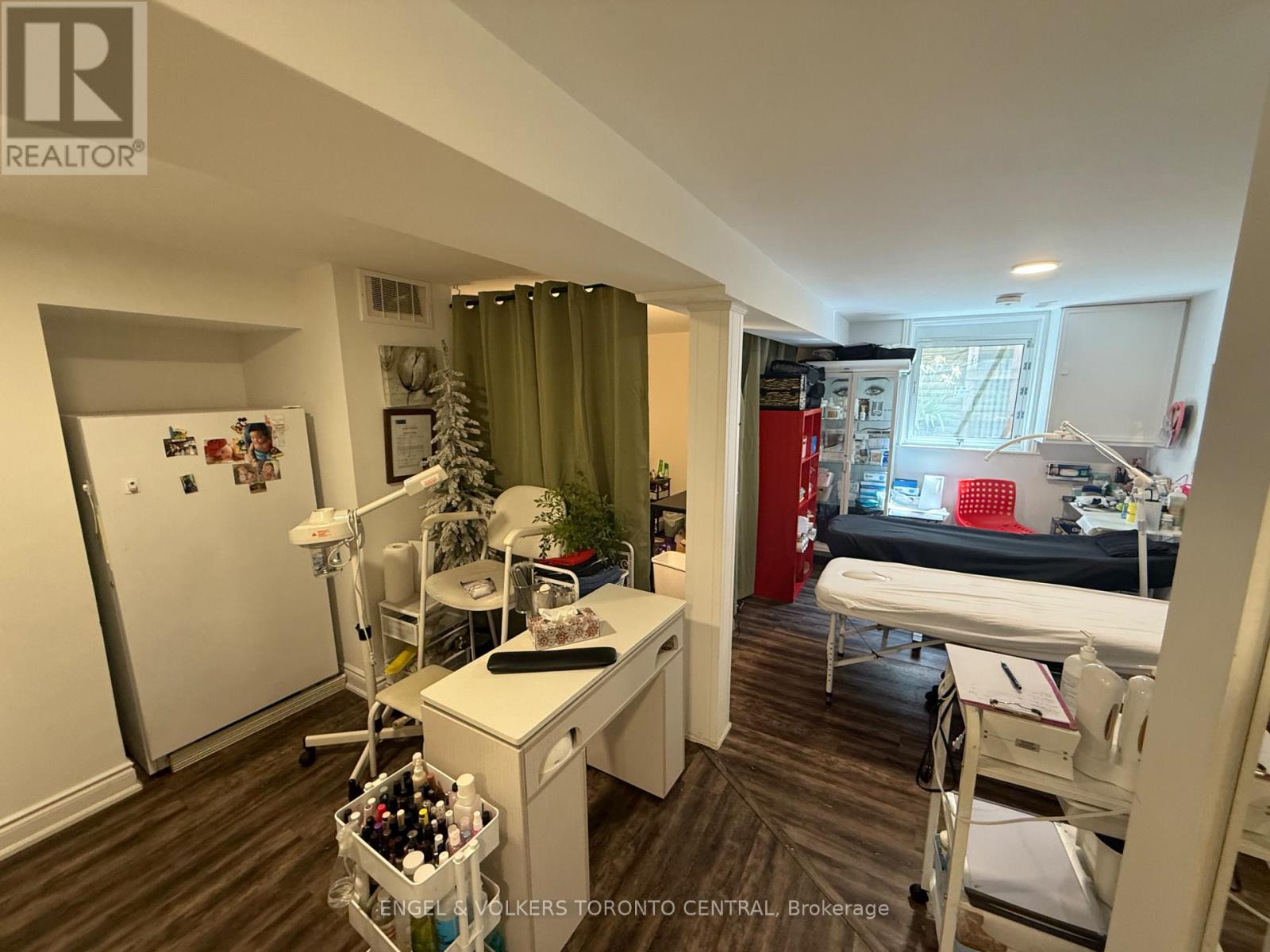 687 COLLEGE AVENUE W - 23