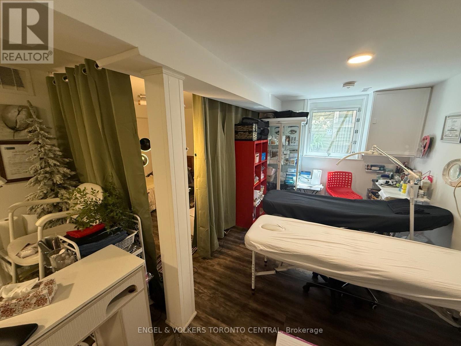 687 COLLEGE AVENUE W - 24