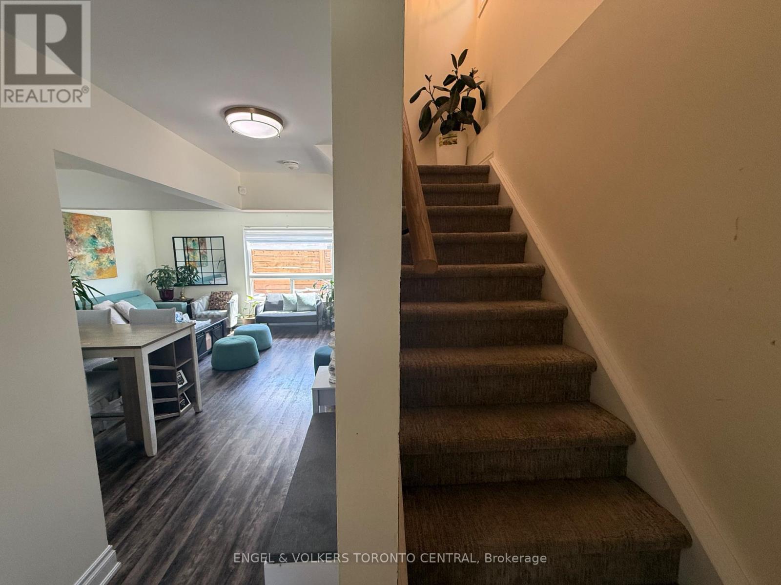 687 COLLEGE AVENUE W - 5
