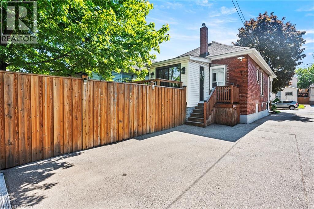 99 EDGEMONT Street N - 31