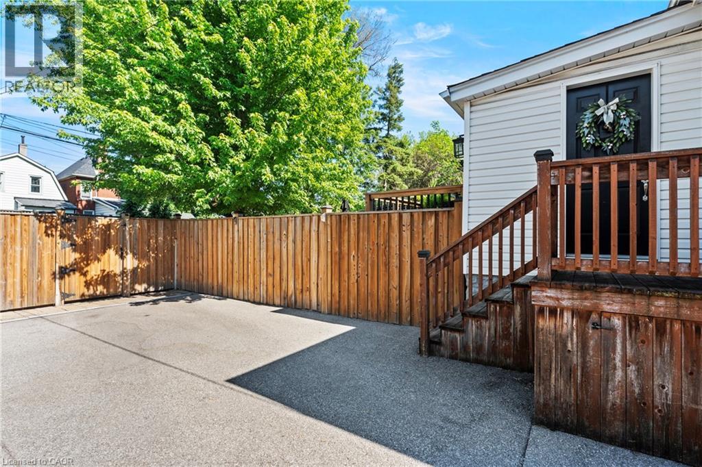 99 EDGEMONT Street N - 32