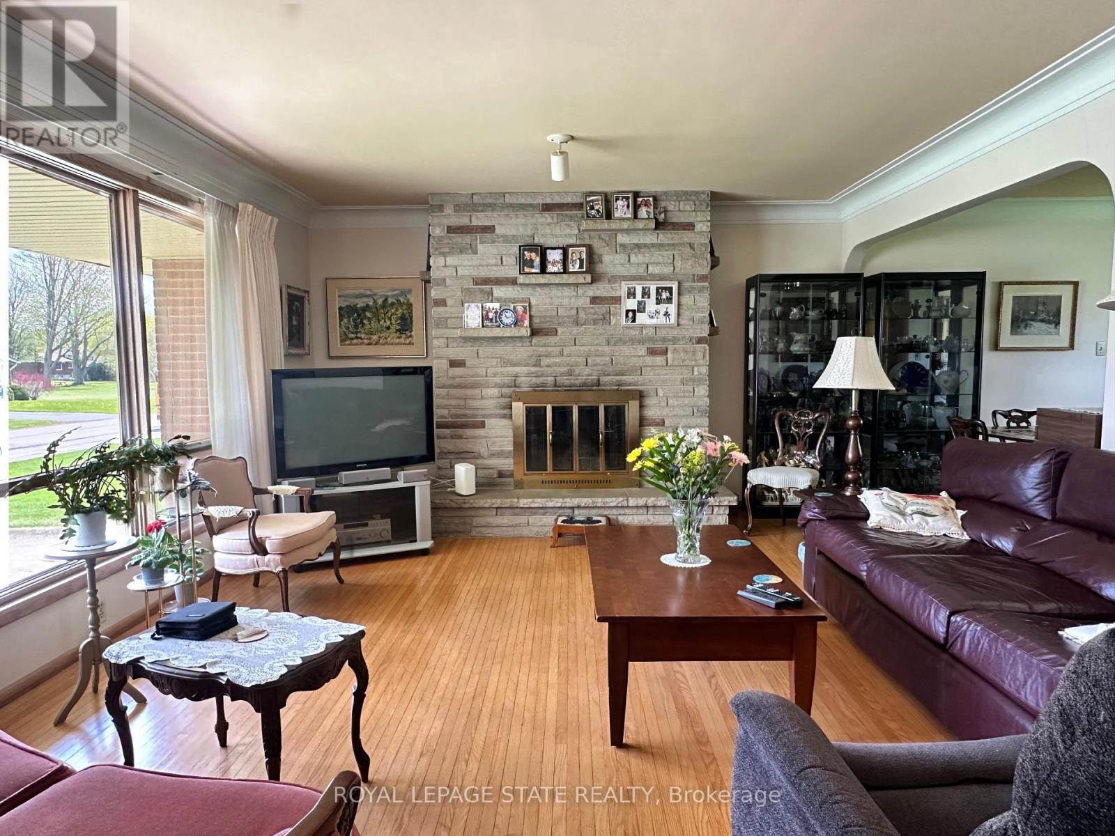 130 GARDINER AVENUE E - 11