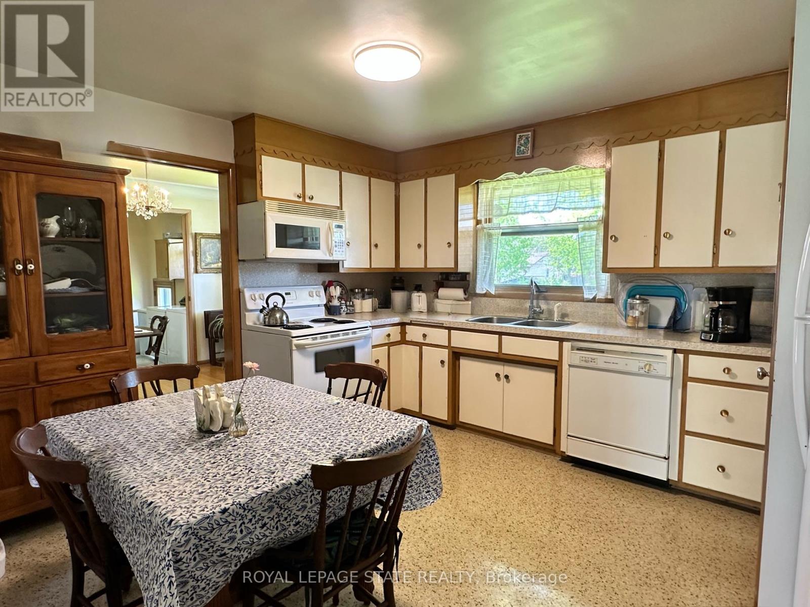 130 GARDINER AVENUE E - 16