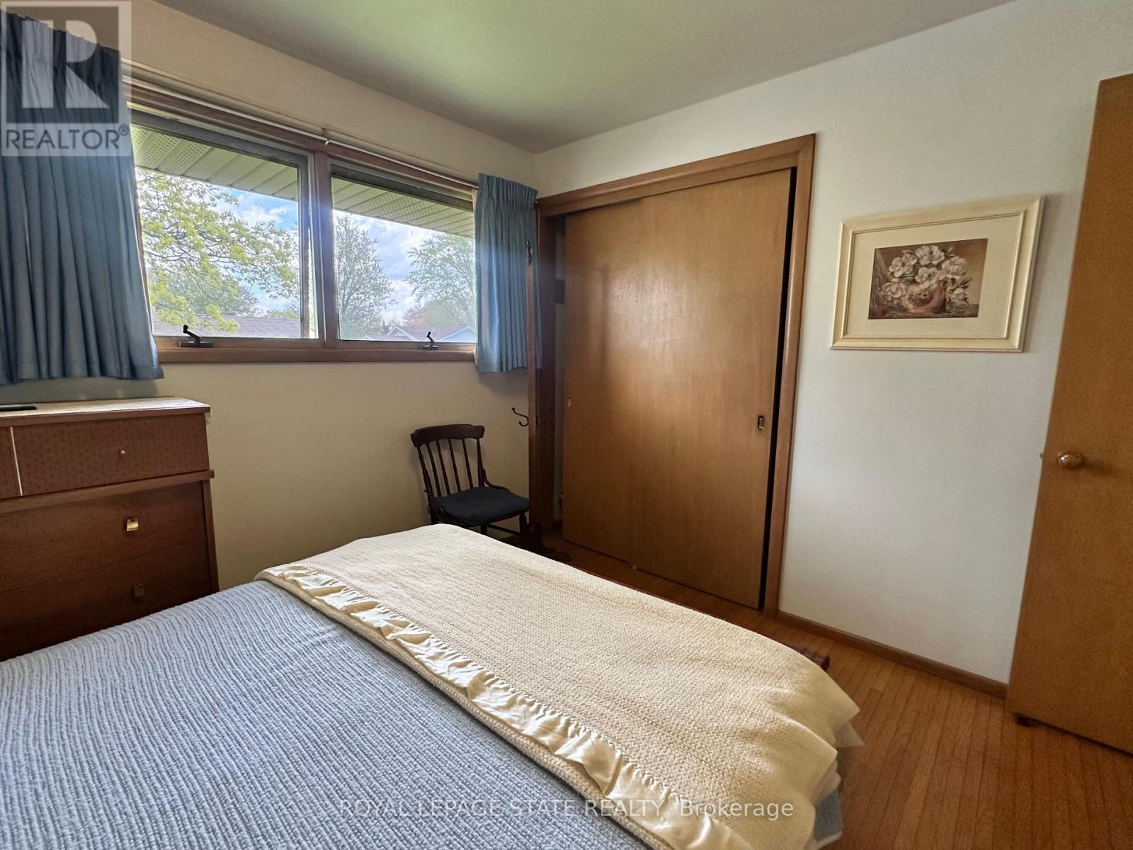 130 GARDINER AVENUE E - 22
