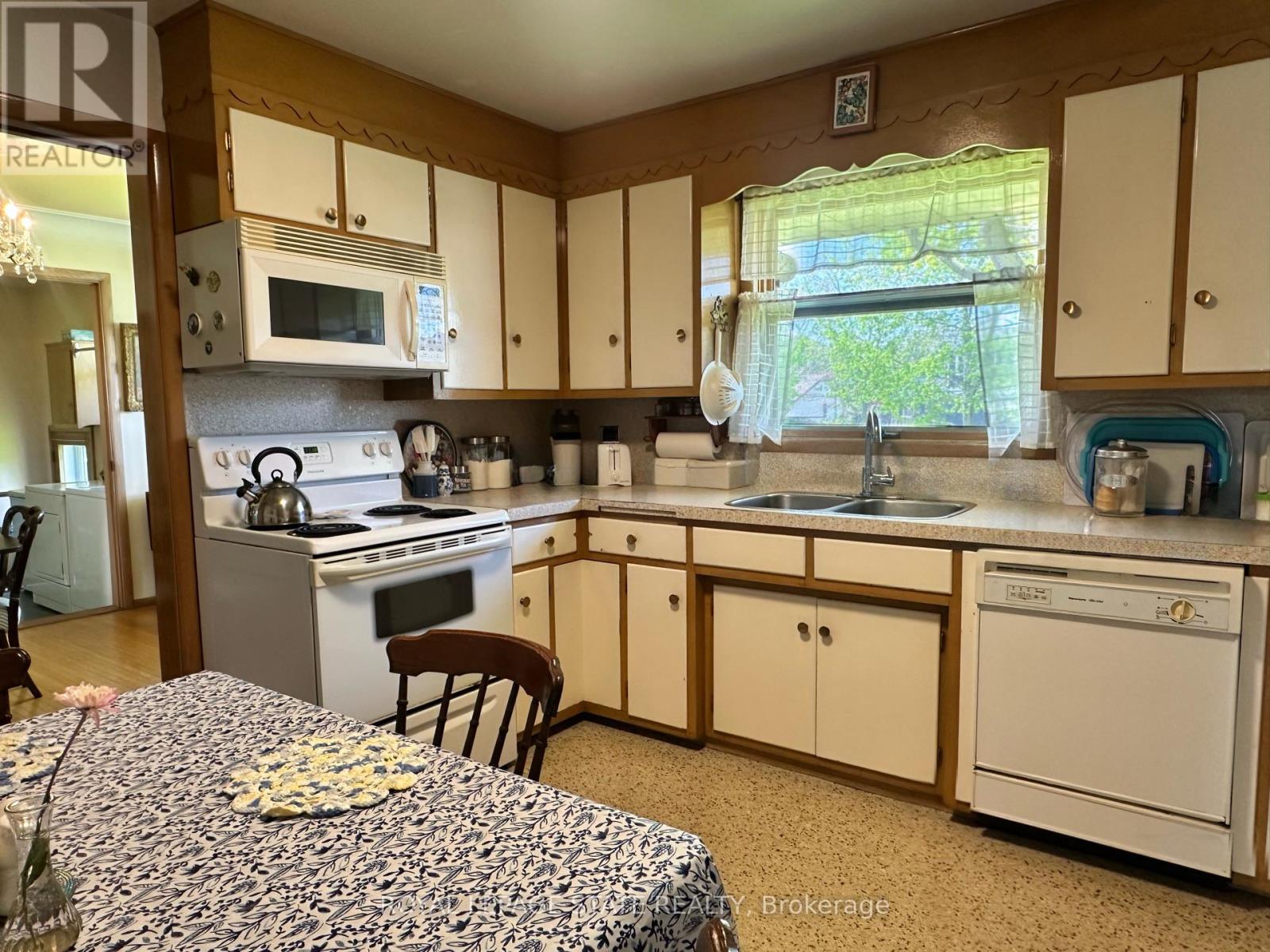 130 GARDINER AVENUE E - 18