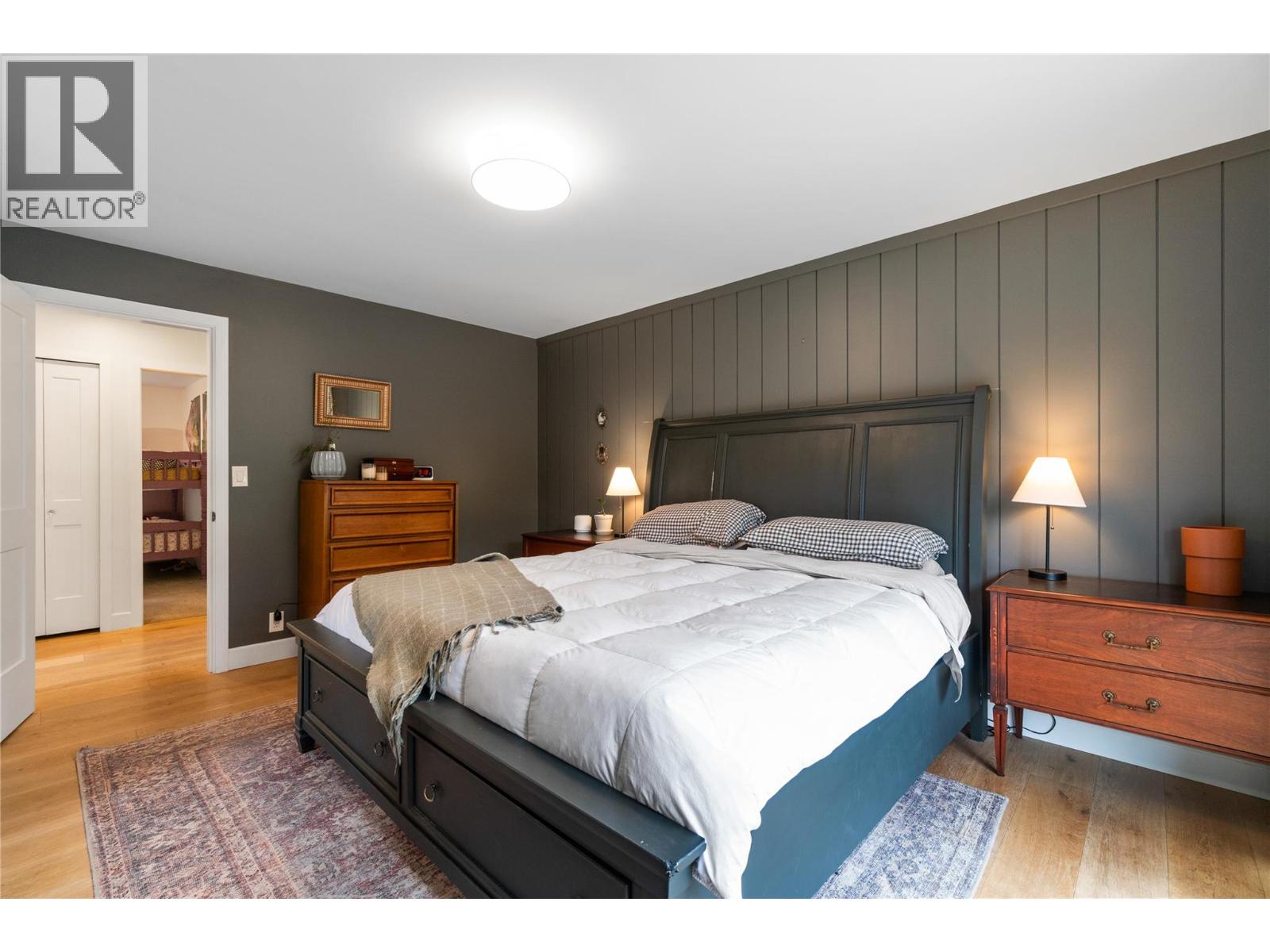 5851 20 Avenue NE - 24