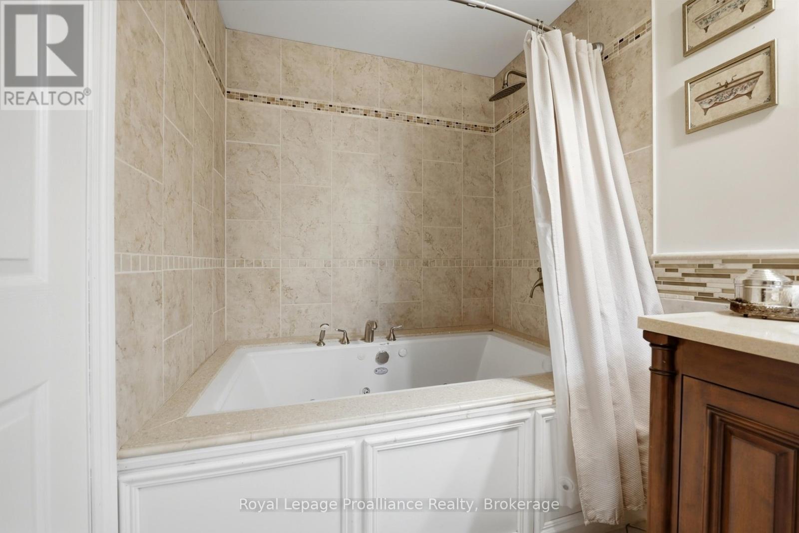 51 SELENA AVENUE - 22