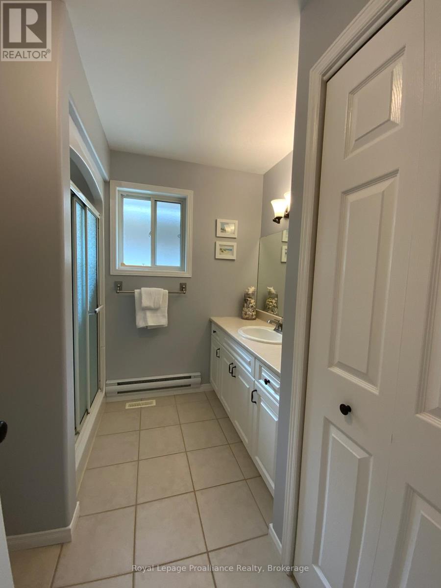 31 HEMLOCK CRESCENT - 12