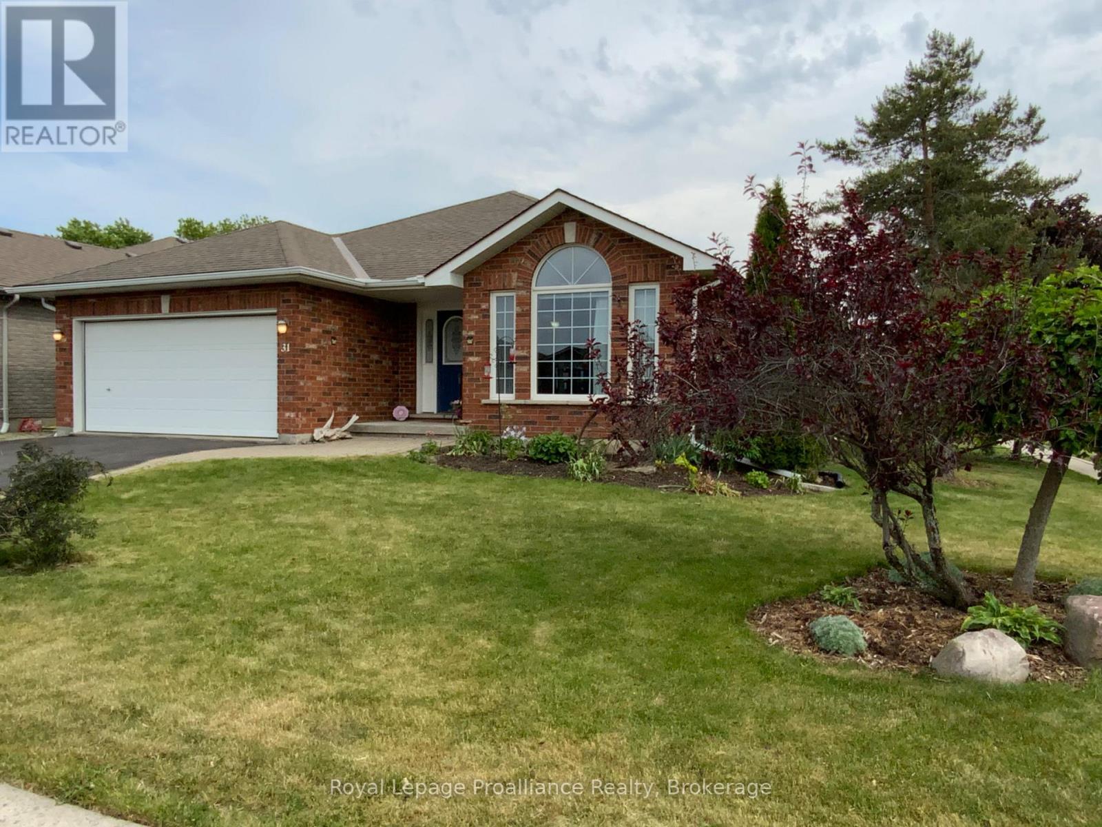 31 HEMLOCK CRESCENT - Image 2