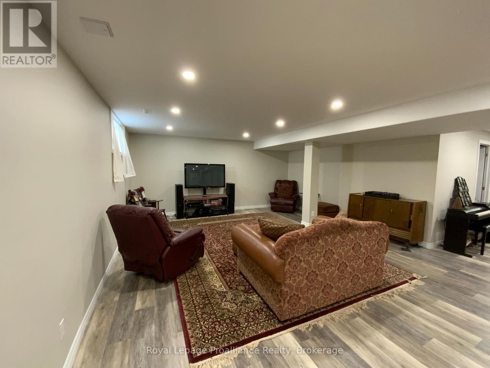 31 HEMLOCK CRESCENT - 22