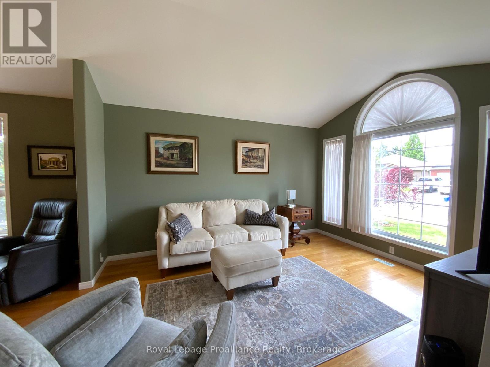 31 HEMLOCK CRESCENT - Image 3