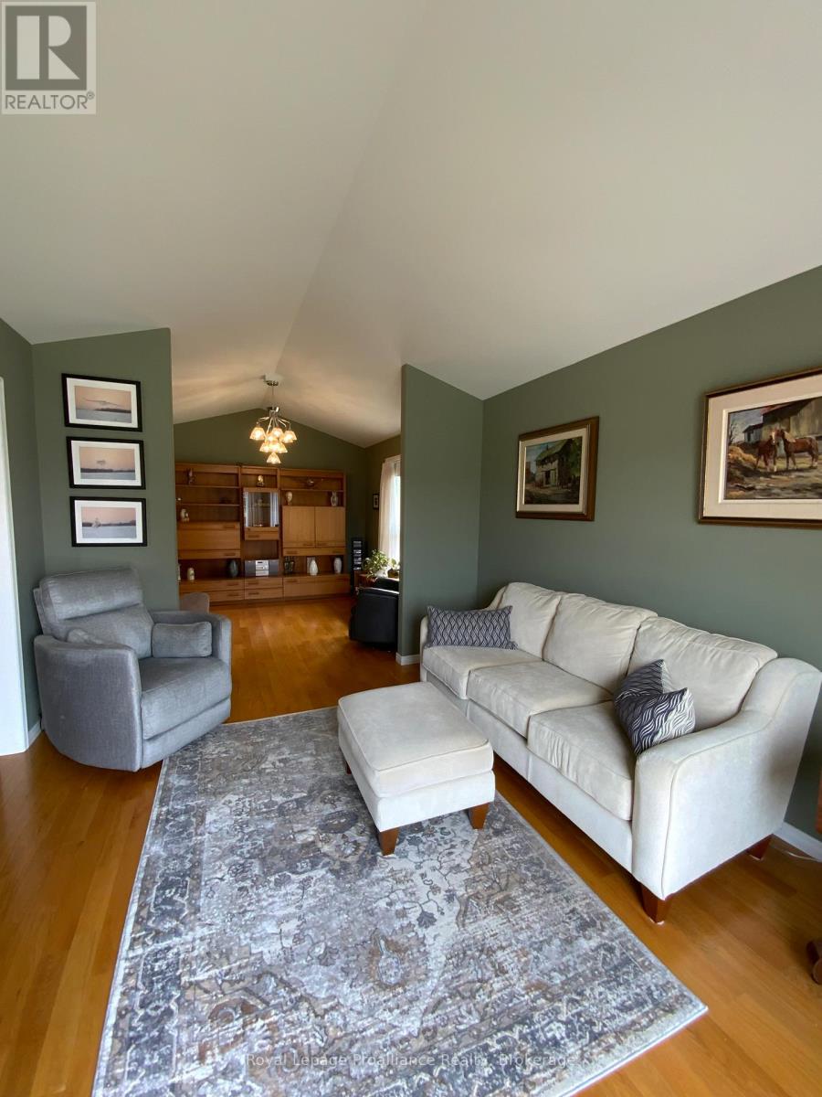 31 HEMLOCK CRESCENT - 4