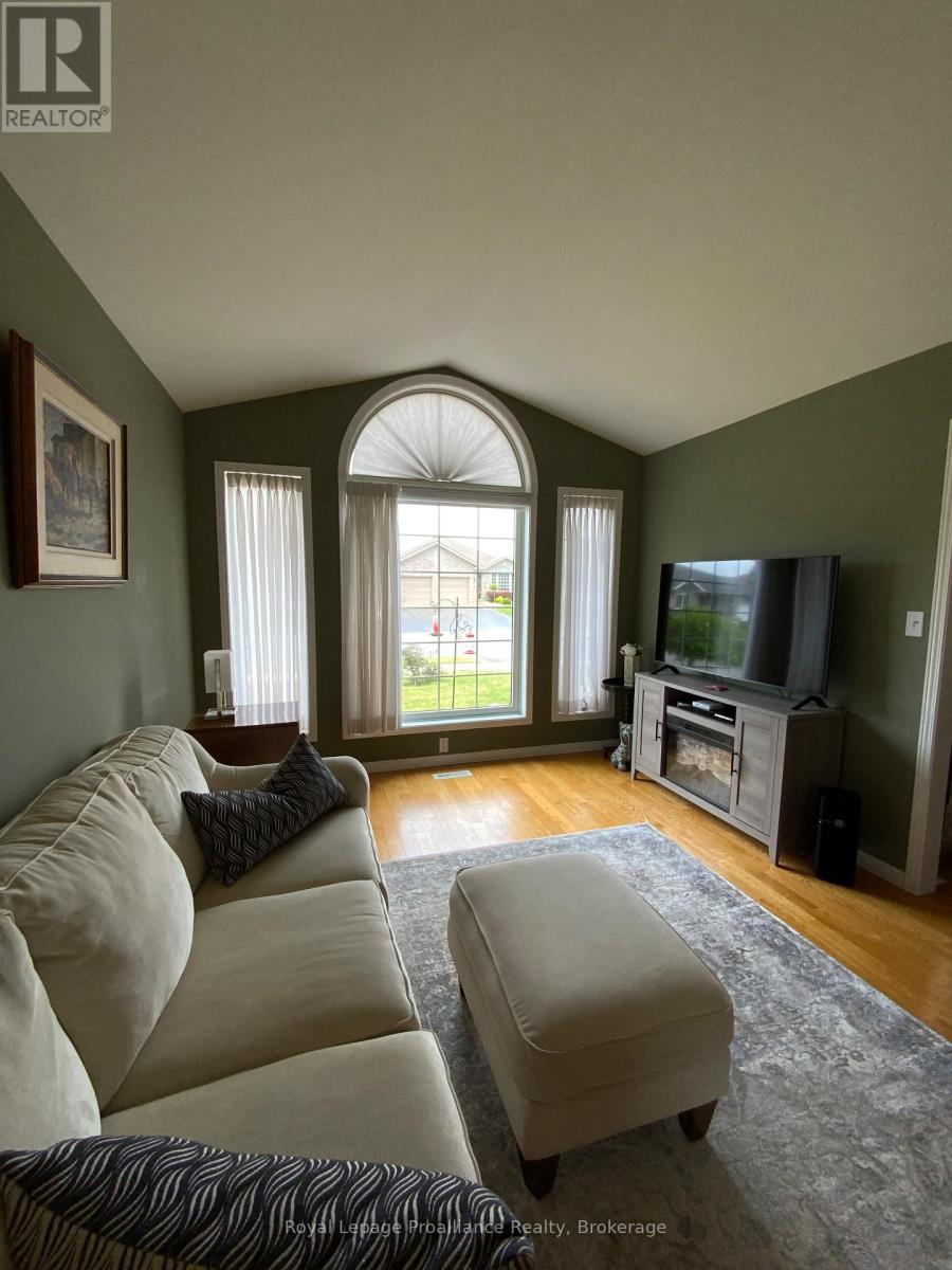 31 HEMLOCK CRESCENT - 5