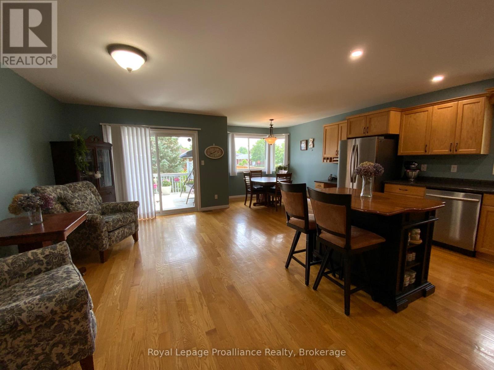 31 HEMLOCK CRESCENT - 6