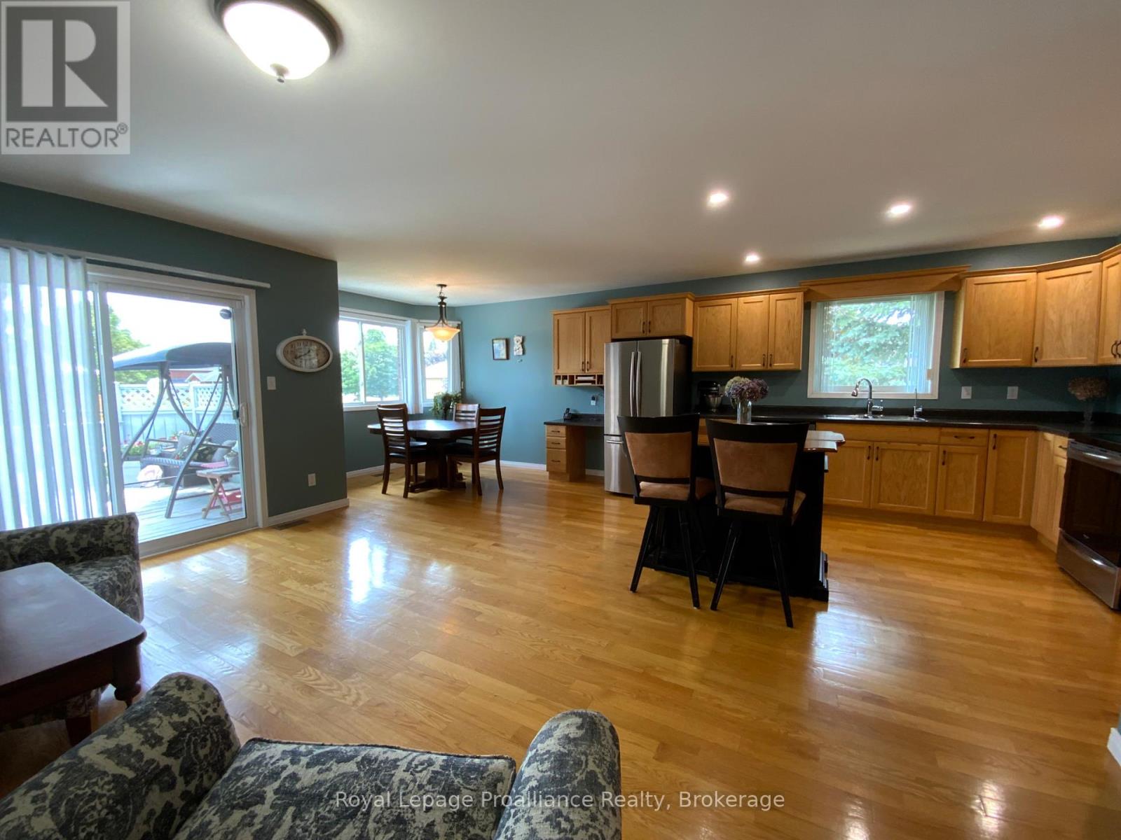 31 HEMLOCK CRESCENT - 7