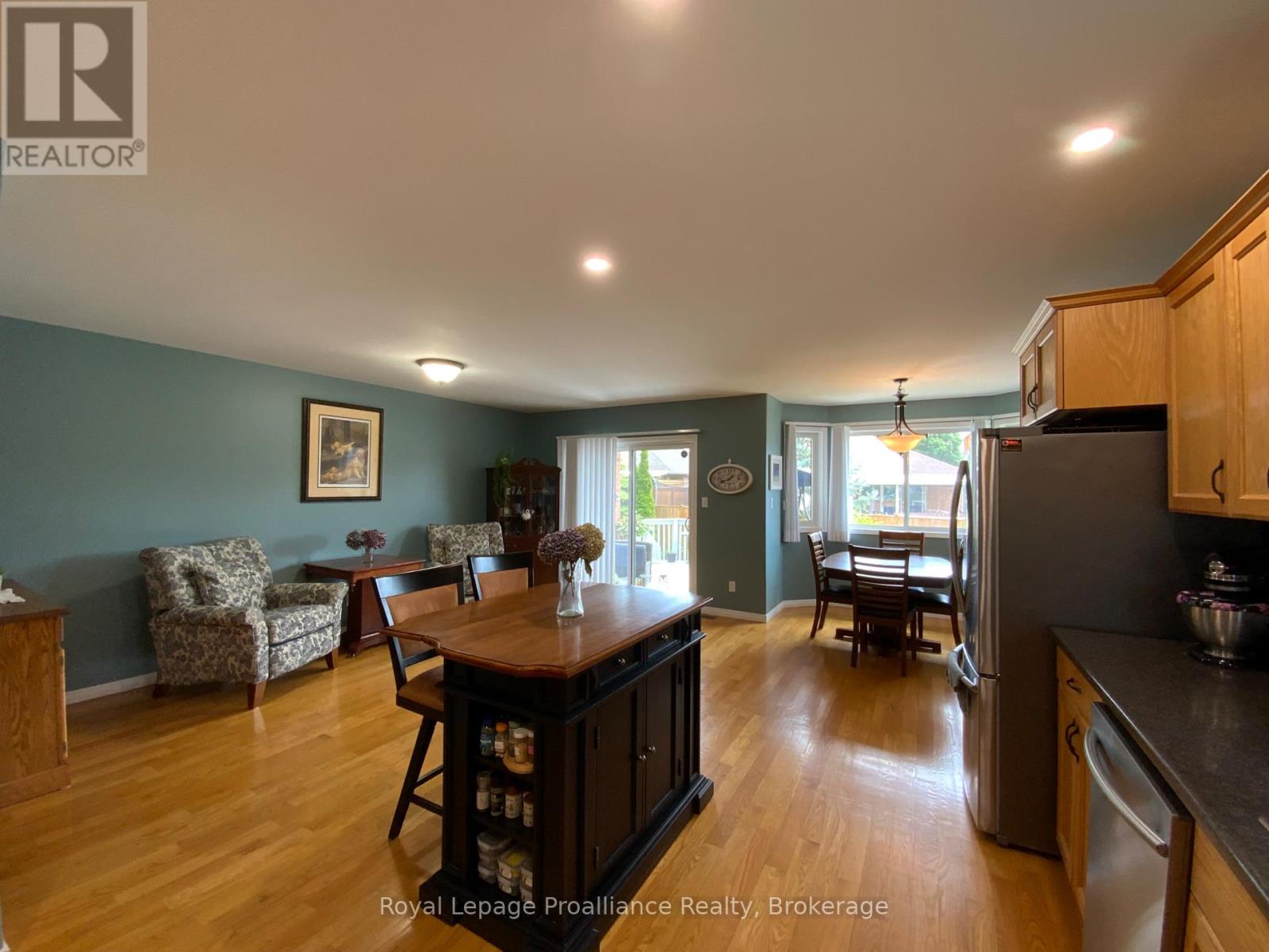 31 HEMLOCK CRESCENT - 8
