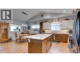 Kitchen - 903 9 Avenue, Vernon, BC V1H1Z1 Photo 10