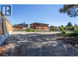 914 Mcnaughton Ave, Esquimalt, BC V9A4H1 Photo 14