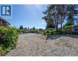 914 Mcnaughton Ave, Esquimalt, BC V9A4H1 Photo 11