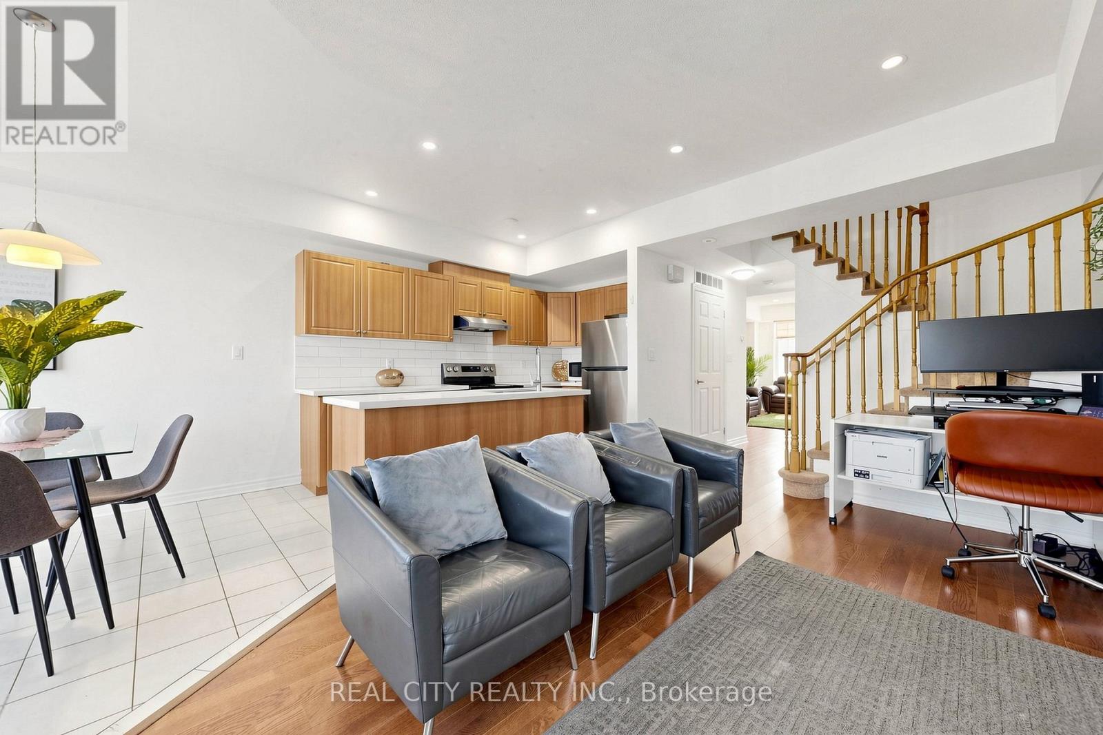 #22 10 GREENSBOROUGH VILLAGE CIRCLE - 11