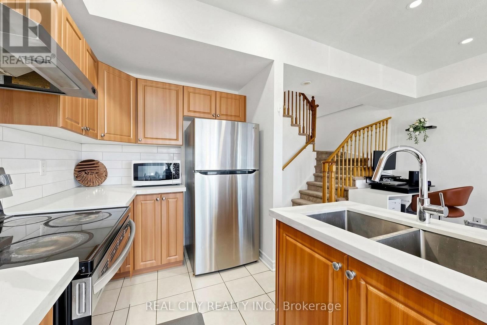 #22 10 GREENSBOROUGH VILLAGE CIRCLE - 18