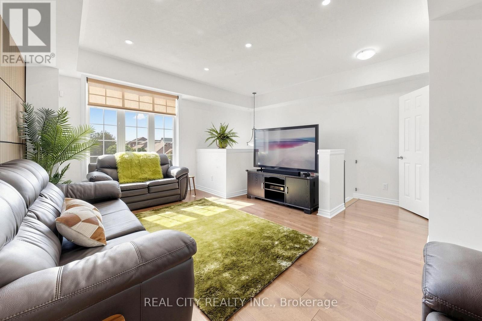 #22 10 GREENSBOROUGH VILLAGE CIRCLE - 6