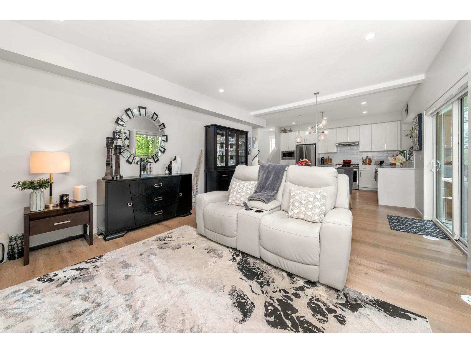 32 1871 165A STREET, Surrey