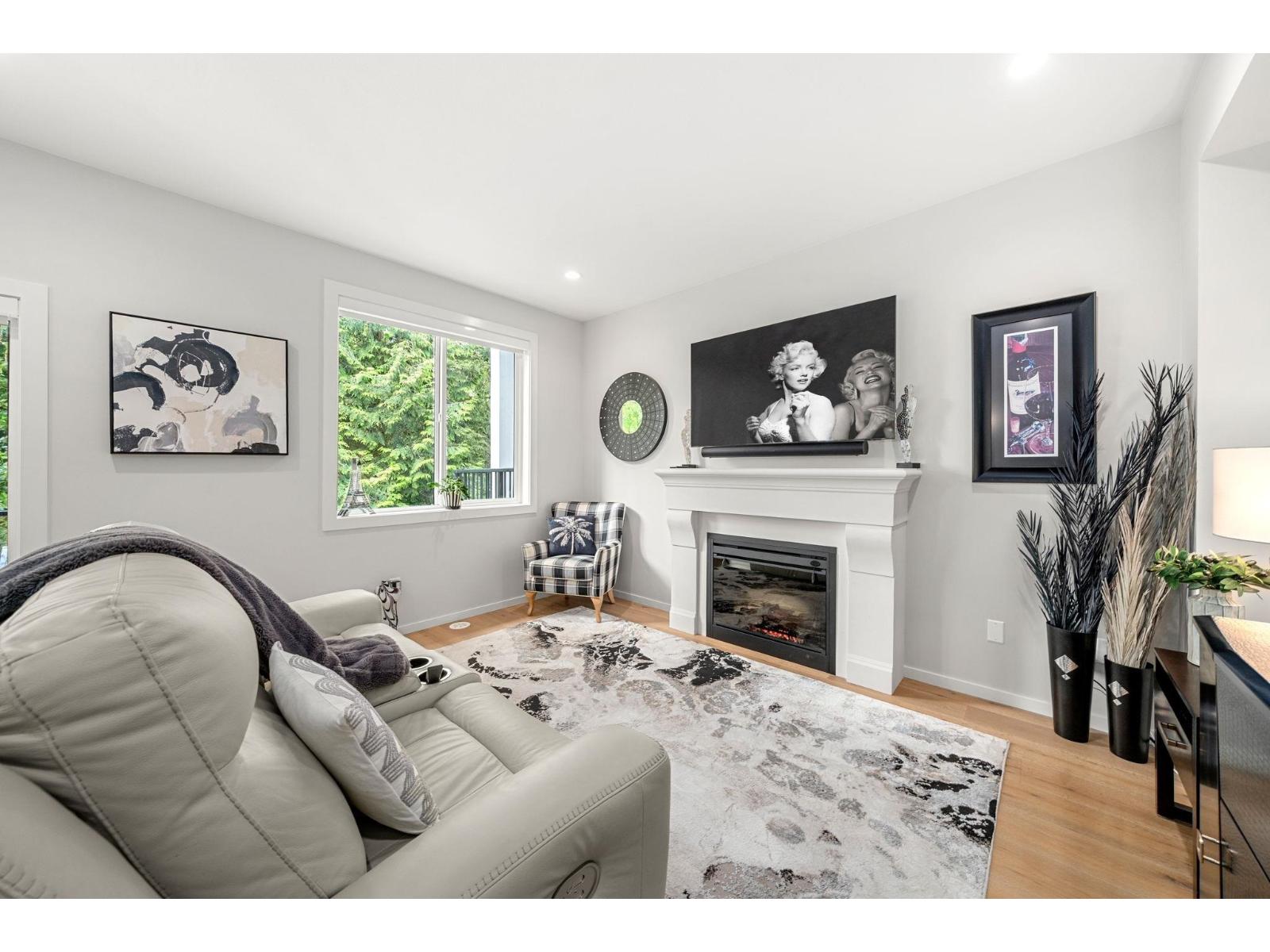 32 1871 165A STREET, Surrey
