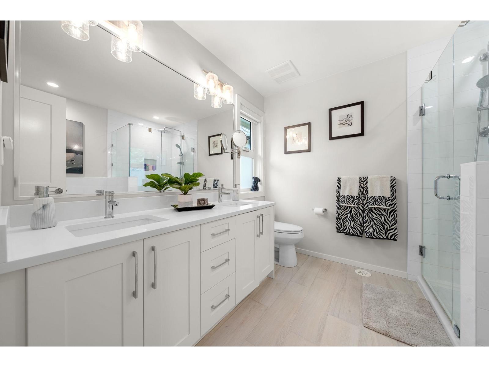 32 1871 165A STREET, Surrey