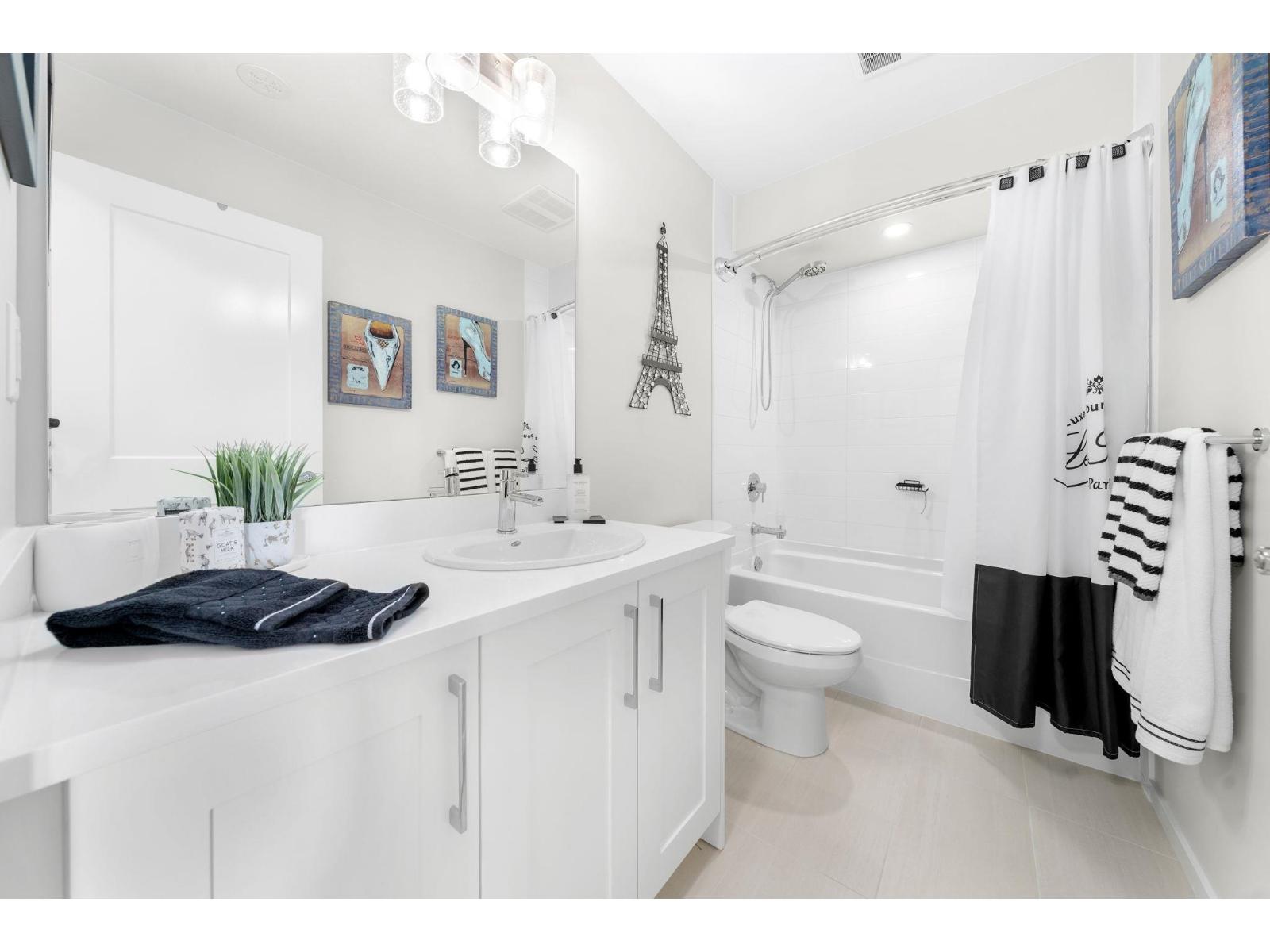 32 1871 165A STREET, Surrey