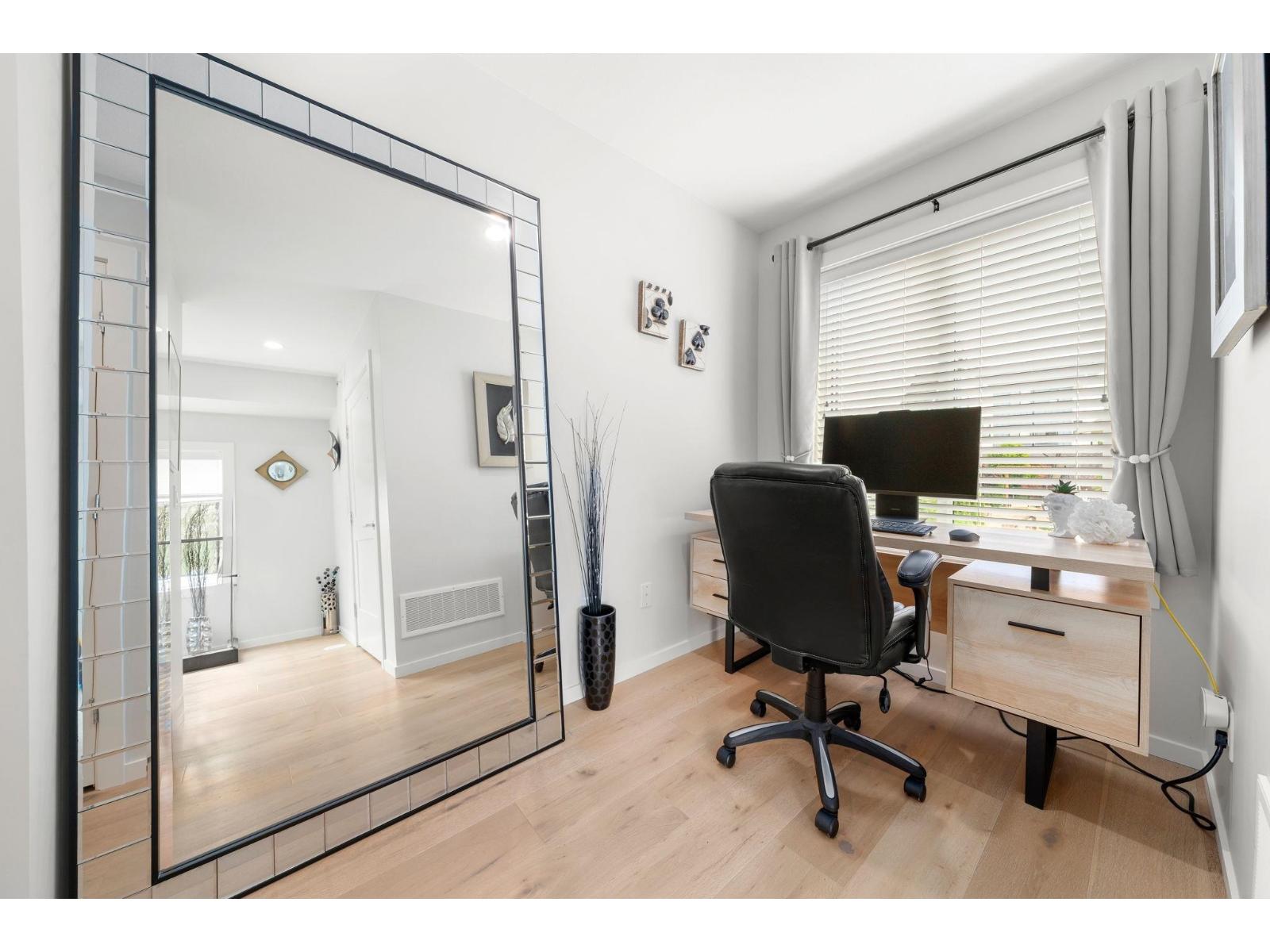 32 1871 165A STREET, Surrey