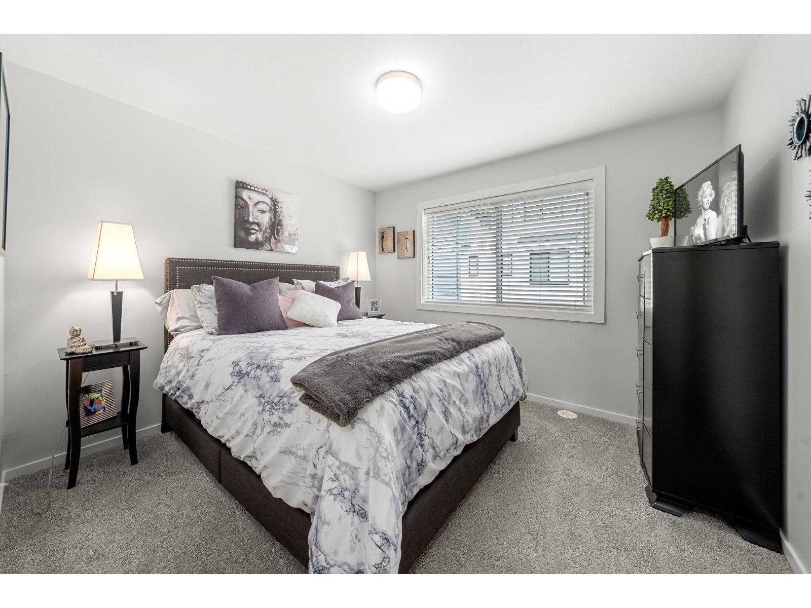 32 1871 165A STREET, Surrey