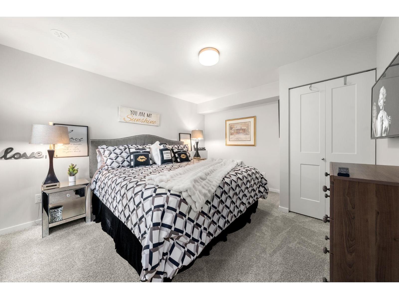 32 1871 165A STREET, Surrey