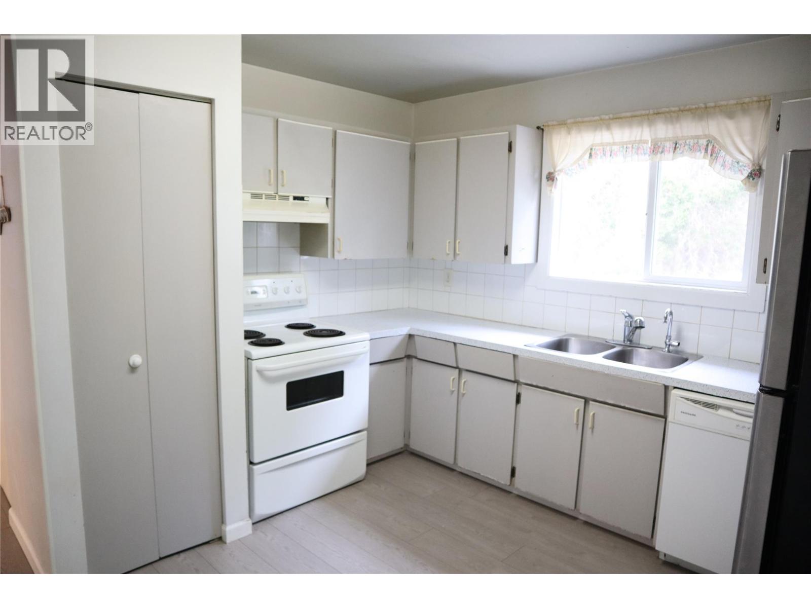 1371 Ottawa Place - 2