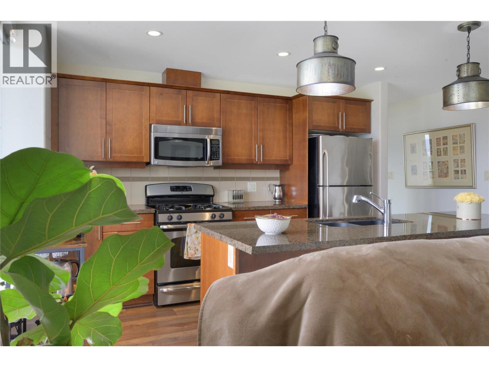 1008 1160 Bernard Avenue, Kelowna