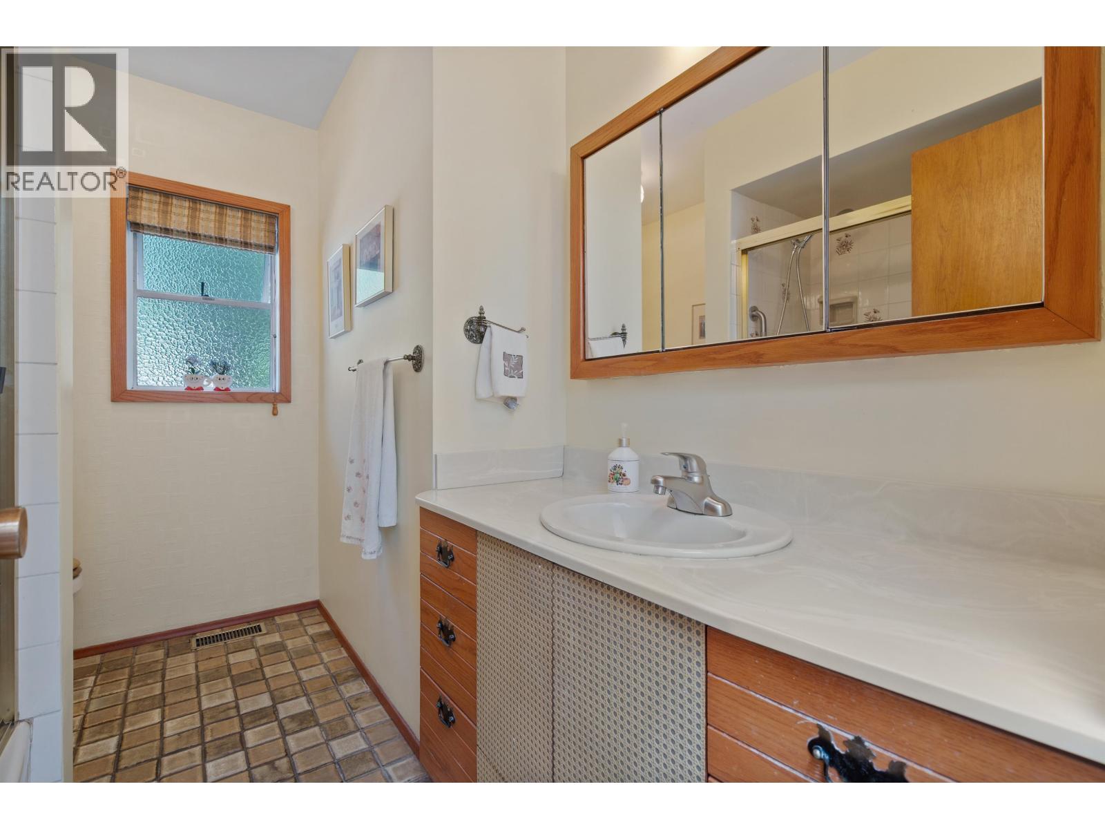 697 PLYMOUTH DRIVE, North Vancouver