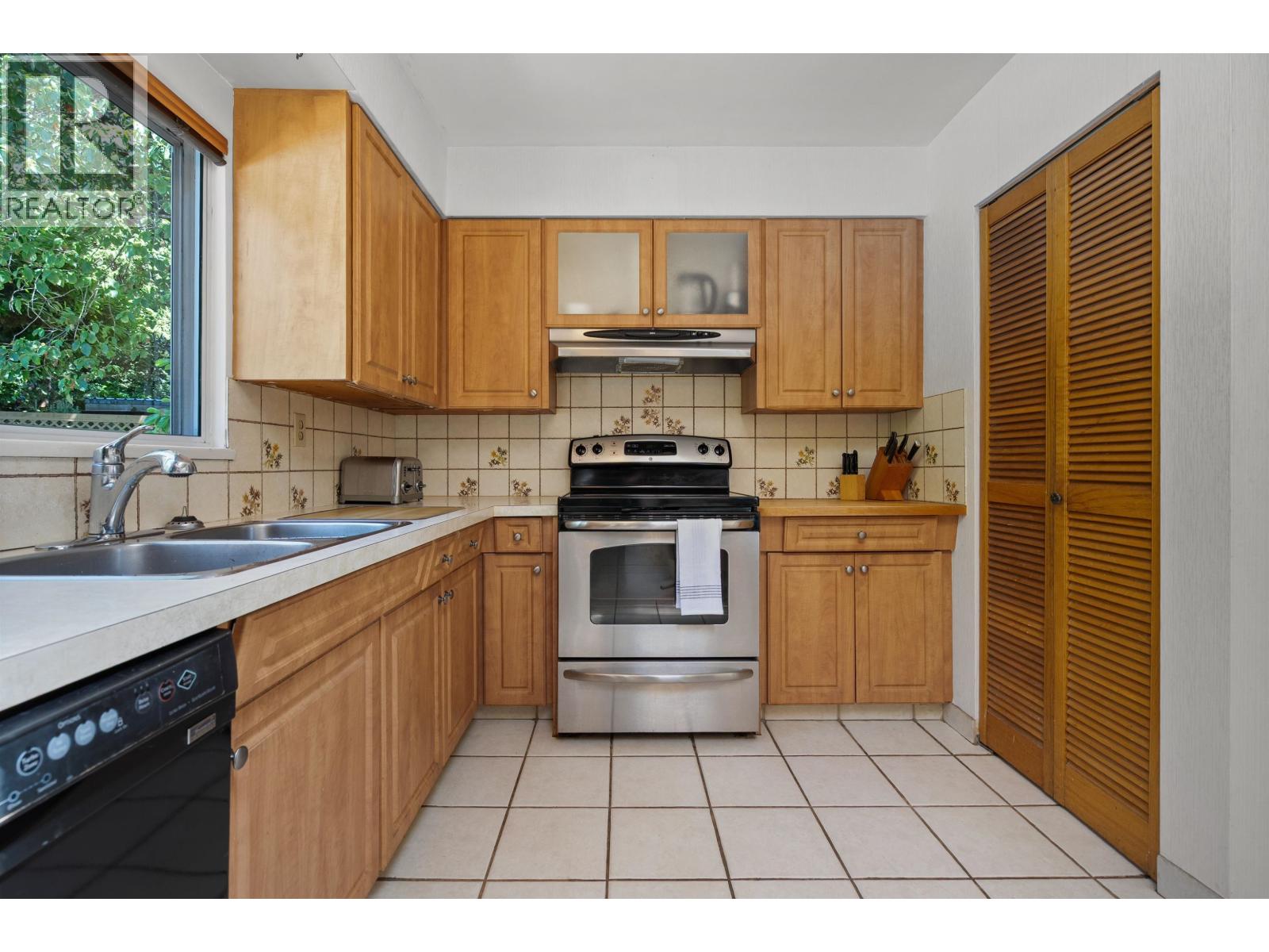 697 PLYMOUTH DRIVE, North Vancouver