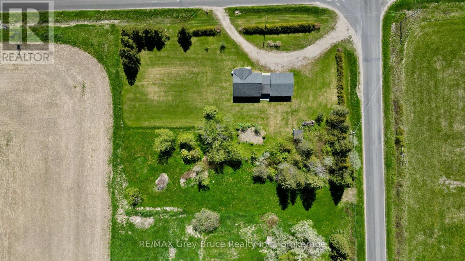 114 LINDSAY ROAD 5 - 42