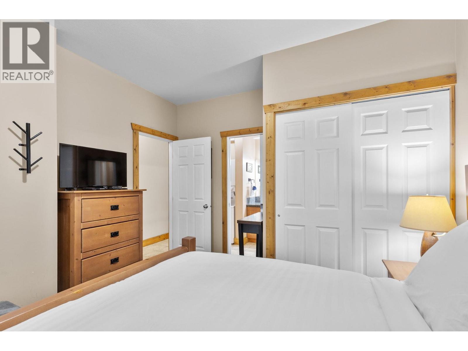 #122 5401 Lakeshore Drive - 27