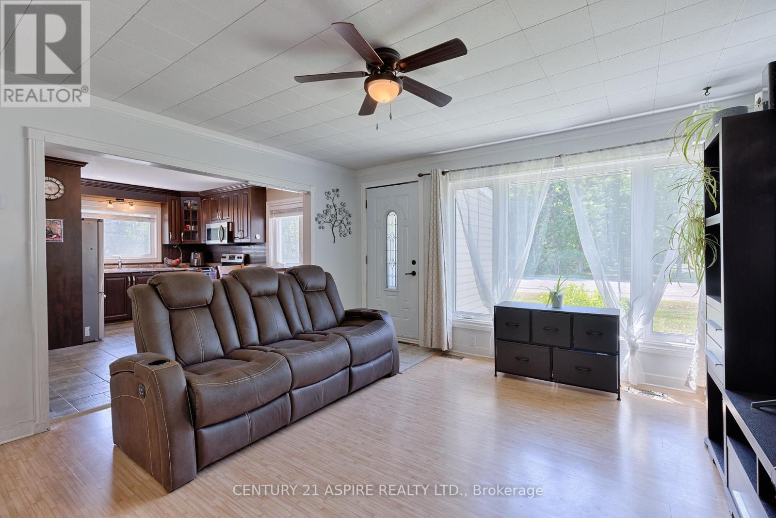 64 LAURENTIAN DRIVE - 11