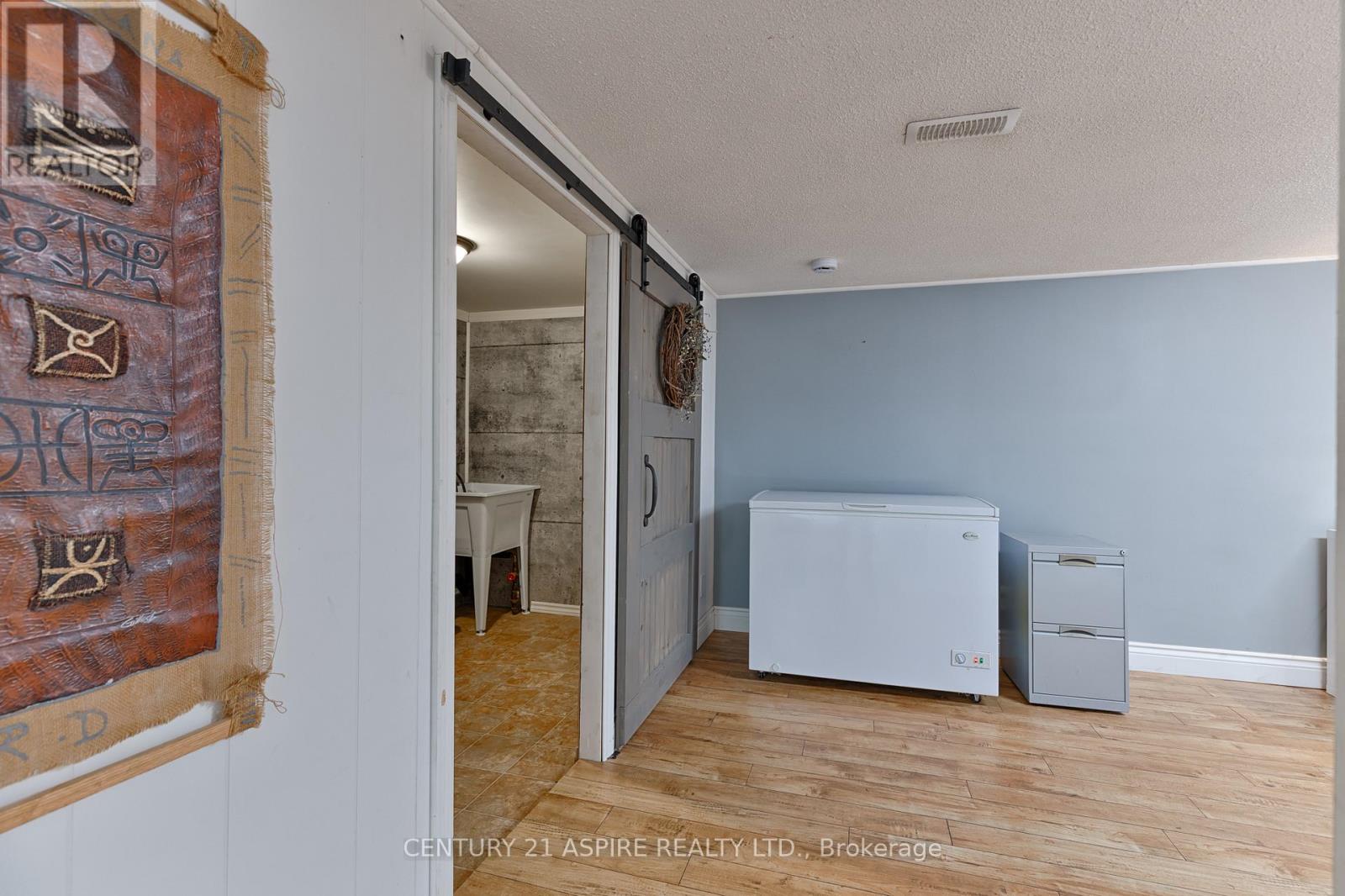 64 LAURENTIAN DRIVE - 22