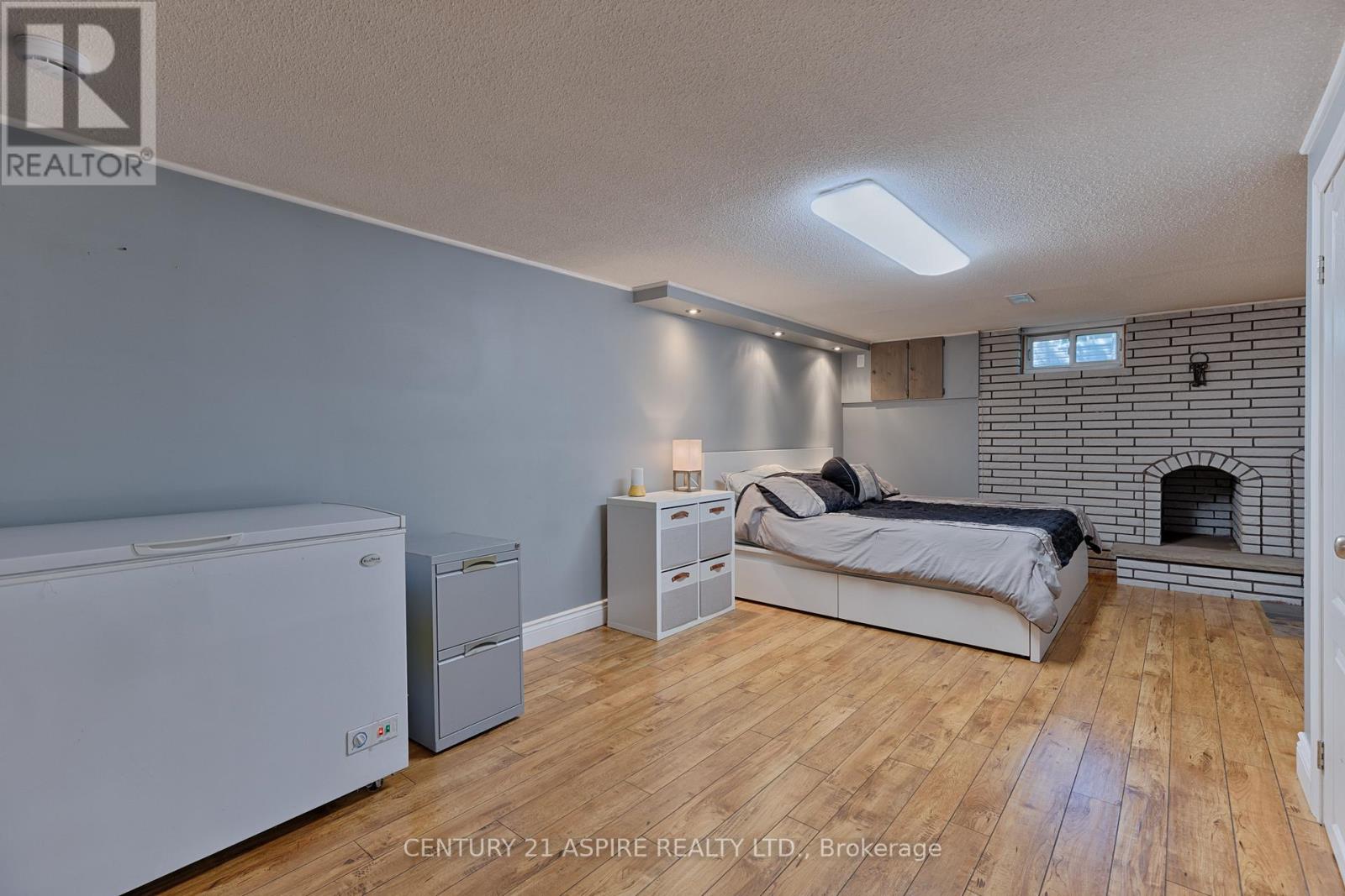 64 LAURENTIAN DRIVE - 24