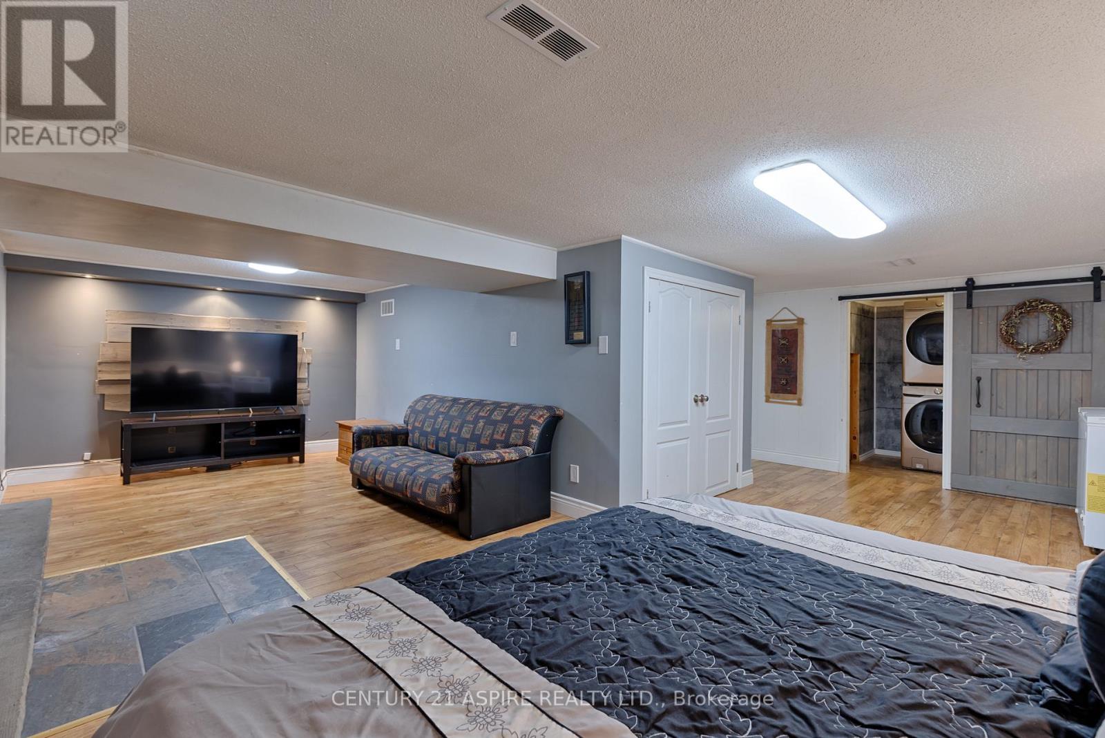 64 LAURENTIAN DRIVE - 28