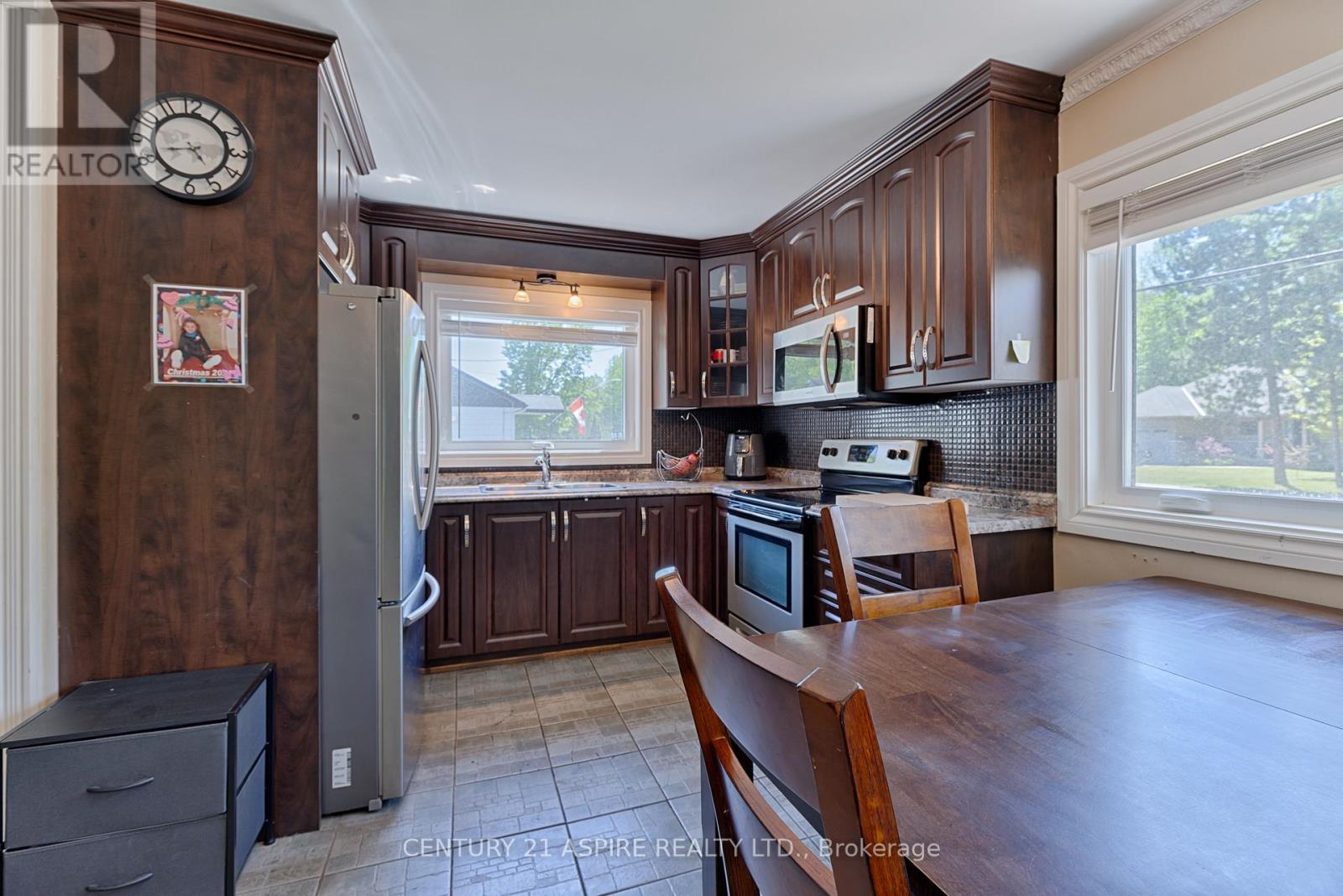 64 LAURENTIAN DRIVE - 4